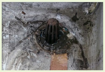 砂や土で詰まった陸屋根の排水口