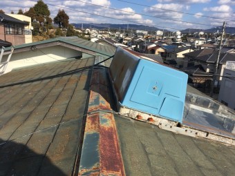 屋根点検 スレート カビやコケの付着 褪色