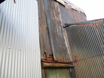 トタン壁補修前