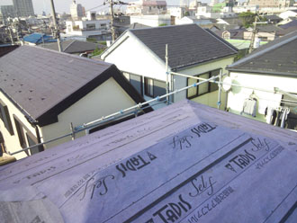 防水紙が敷設された屋根