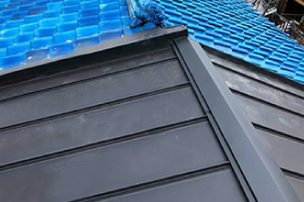 隣接する瓦屋根との接合部から雨漏りしないよう立ち上げ、板金で包み上げ綺麗に仕上がったガルバリウム鋼板屋根
