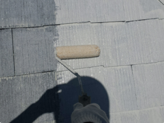 屋根に遮熱塗料を塗布する様子