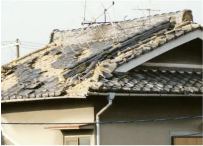 地震で被害を受けた瓦屋根