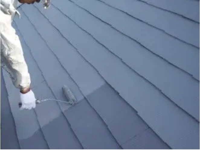 ガイナを屋根に塗装する様子