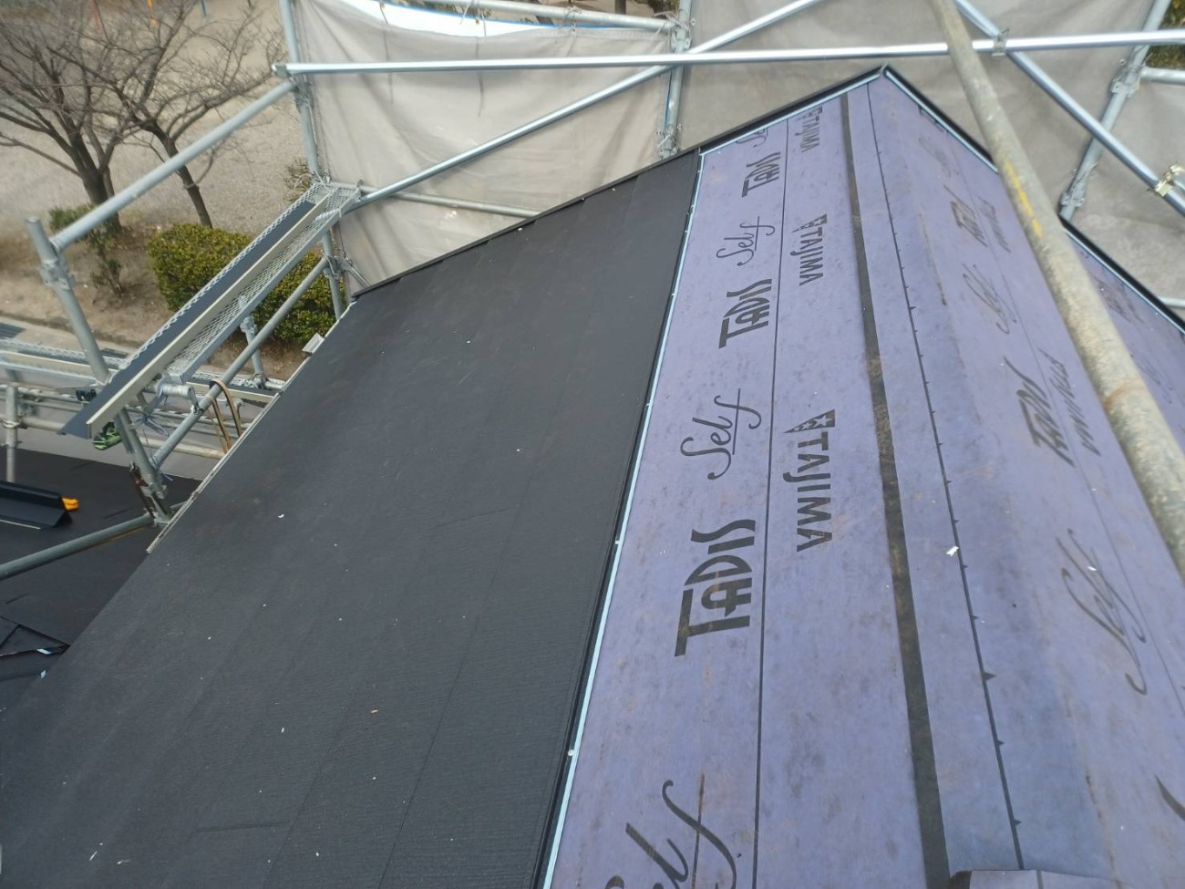 防水シートが終わると、屋根材を一枚一枚張り上げていきます