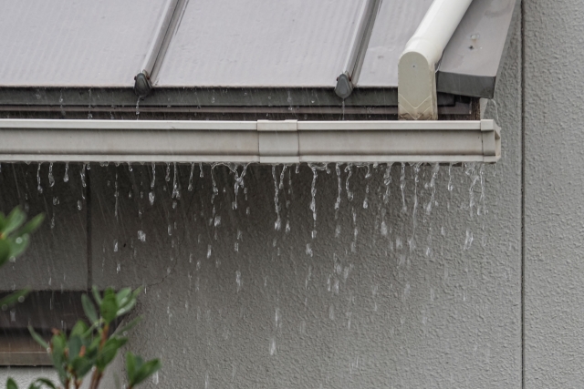 豊田市で雨水を受け止める雨樋