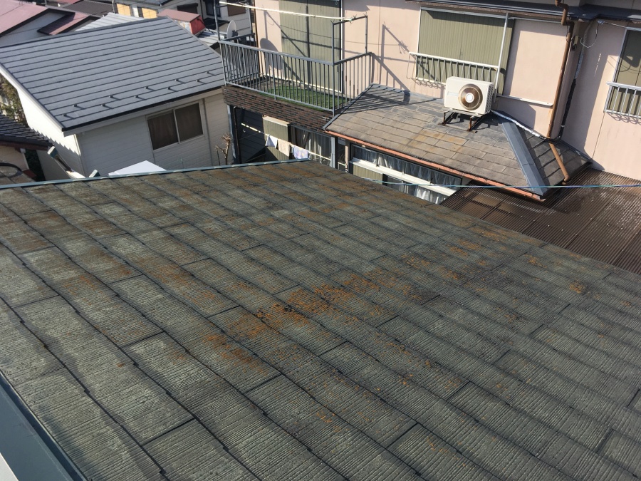 屋根点検　スレート　カビやコケの付着　褪色