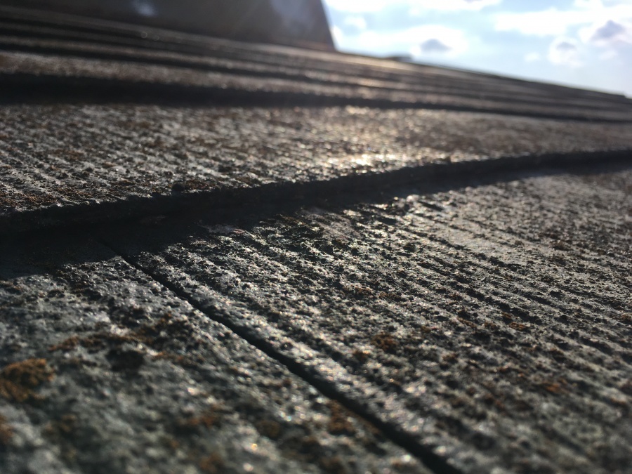 屋根点検　スレート　カビやコケの付着　褪色