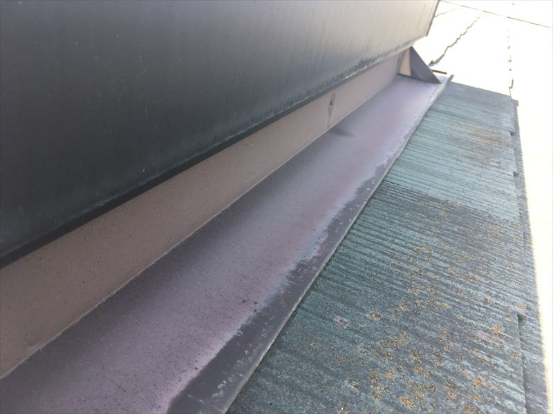 スレート屋根　褪色　カビ　カバー工法