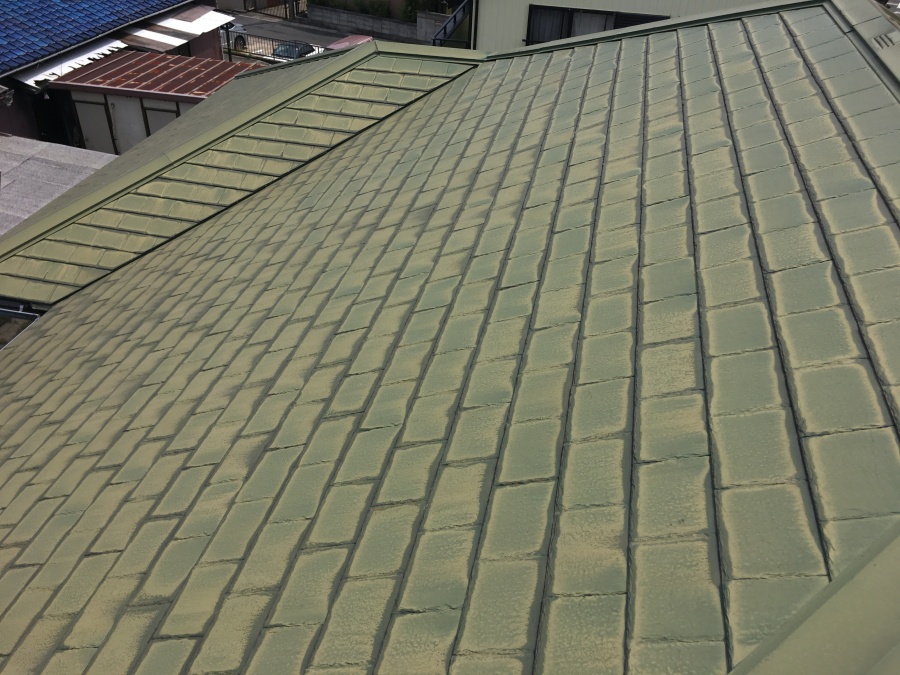 刈谷市で経年の劣化によって色褪せたスレート屋根の点検