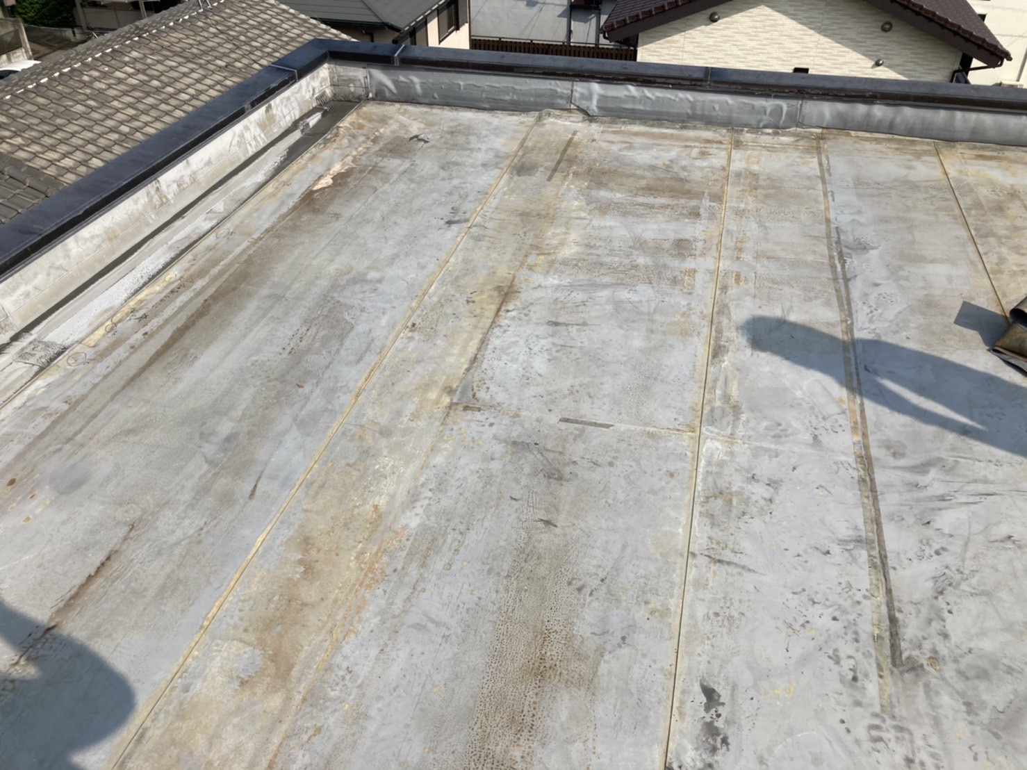 岡崎市にてシート防水から雨漏りが発生中の陸屋根を無料点検