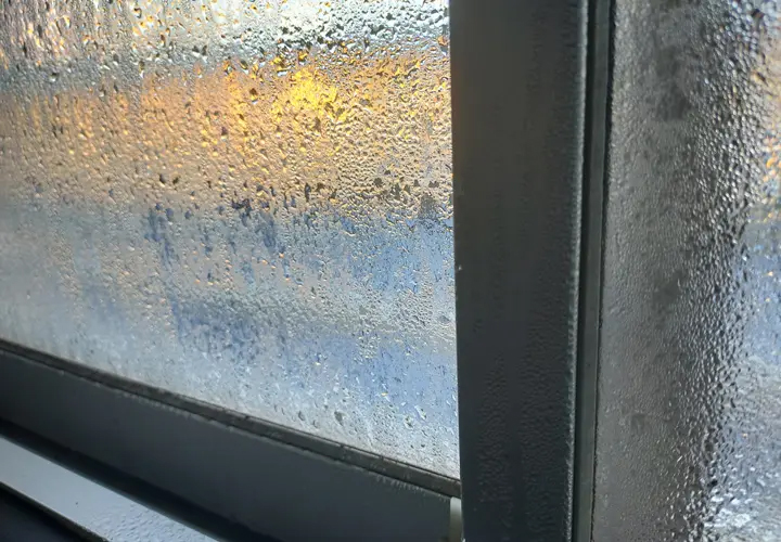 結露で濡れた窓
