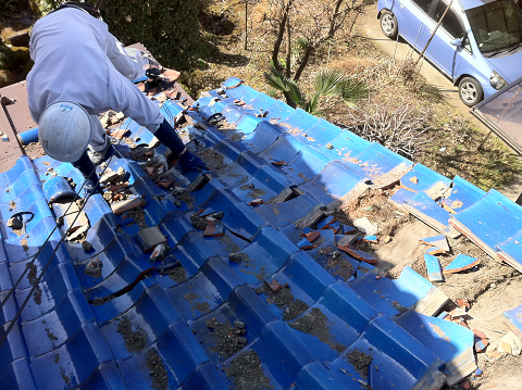 地震で被害に遭った青い瓦屋根