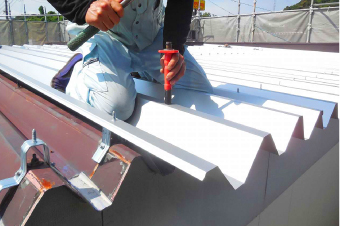 折板屋根をカバー工法で施工する様子