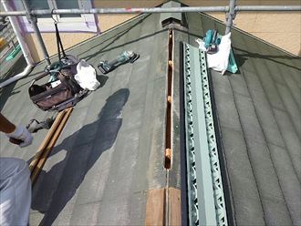 スレート屋根の頭頂部に換気棟を取り付けます