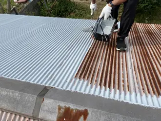 施工前の錆びた銀色の折板屋根