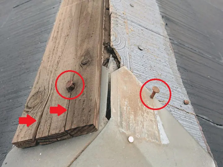 棟の貫板を固定している釘が浮いている