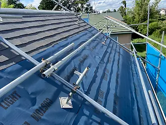 スレート屋根に防水紙を敷設