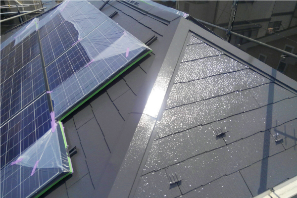 太陽光パネルが設置されたスレート屋根の塗装が完了