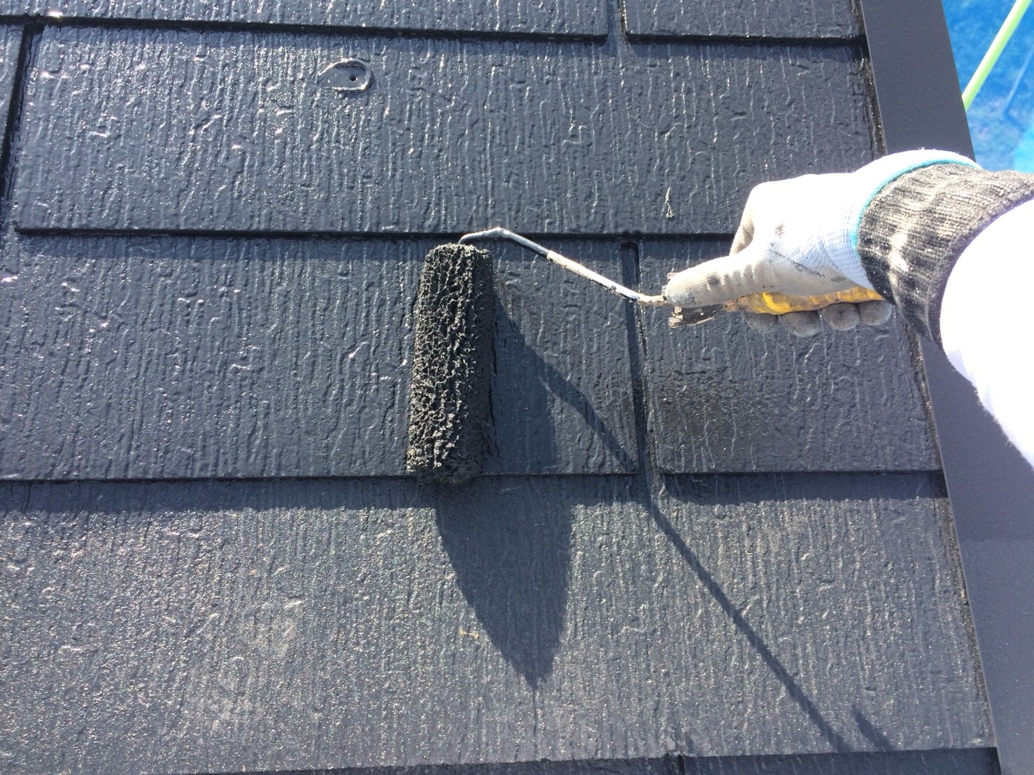 屋根をシーラーで塗装