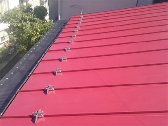 赤い縦葺きのトタン屋根