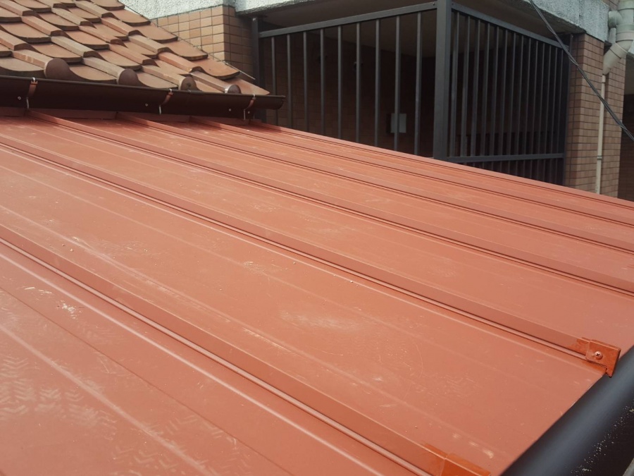 オレンジ色の新しいトタン屋根に施工が完了