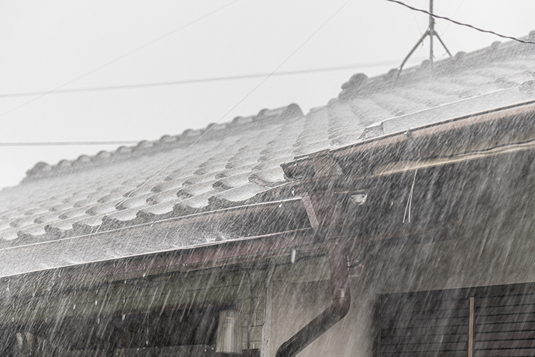 強い雨風を受ける瓦屋根