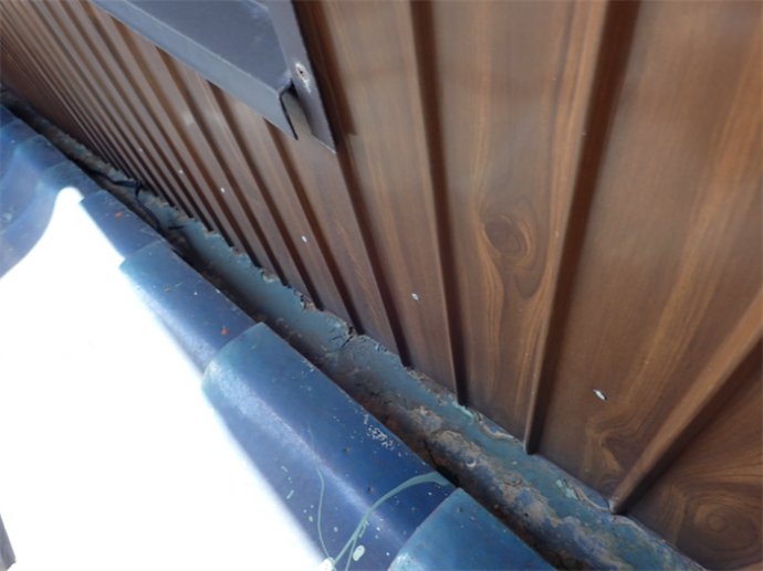 瓦屋根と外壁の間に施工されている錆びて劣化した水切り板金