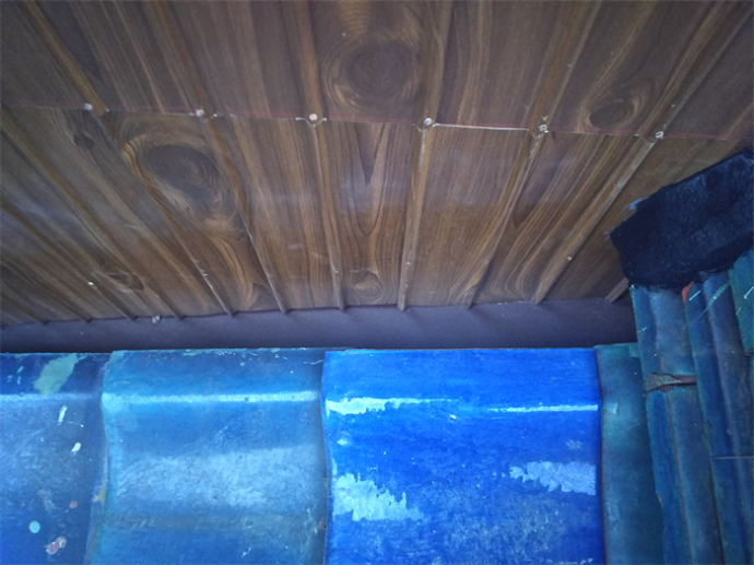 瓦屋根と外壁の間に新しく施工した水切り板金