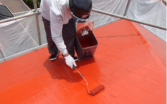 赤い塗料で屋根塗装