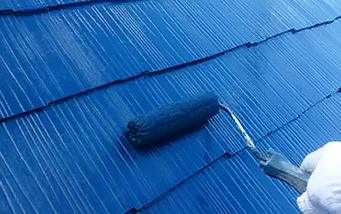 青い塗料で屋根塗装
