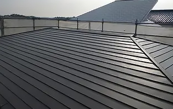 黒いガルバリウム鋼板の屋根