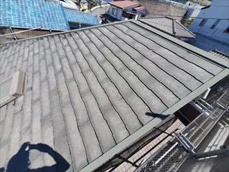施工前の色あせたグレー色のスレート屋根