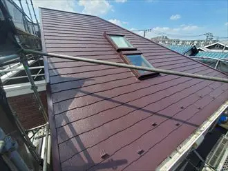 施工後、ピカピカに輝くボルドー色のスレート屋根