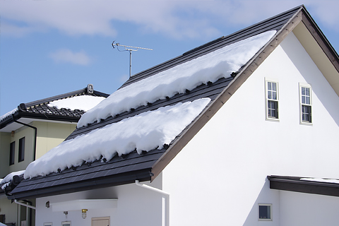 屋根の上に降り積もった雪