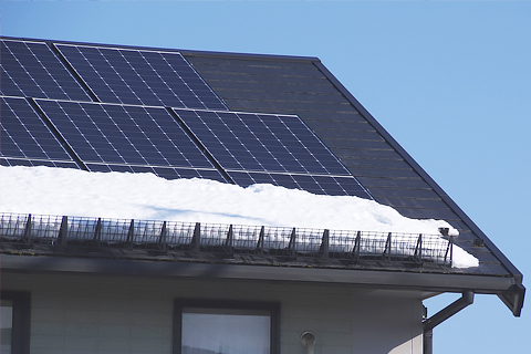 太陽光パネルが設置された屋根に取り付けられた金網型の雪止め