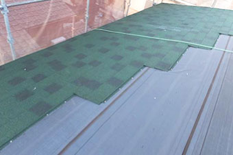 防水紙の上から屋根材を施工